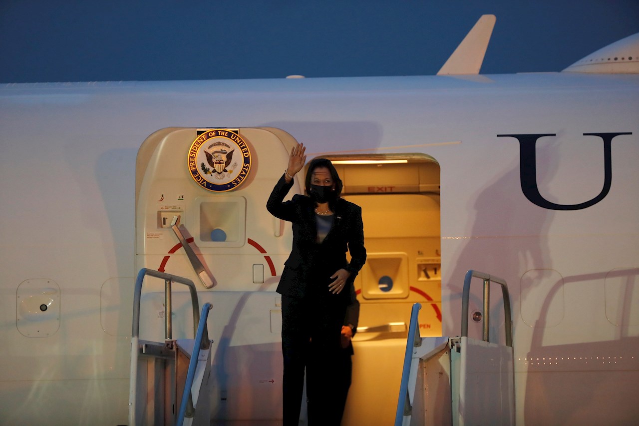 Kamala Harris llega a Guatemala tras retraso de su vuelo