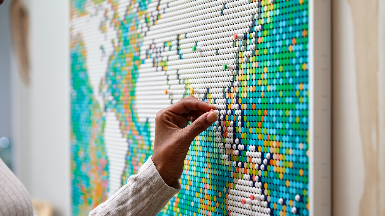 Lego lanza su set más grande a la fecha: el mundo en 11,695 elementos