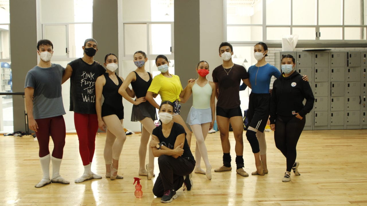 Ella es Victoria Treviño, la profesora que posiciona a los mexicanos en el ballet internacional