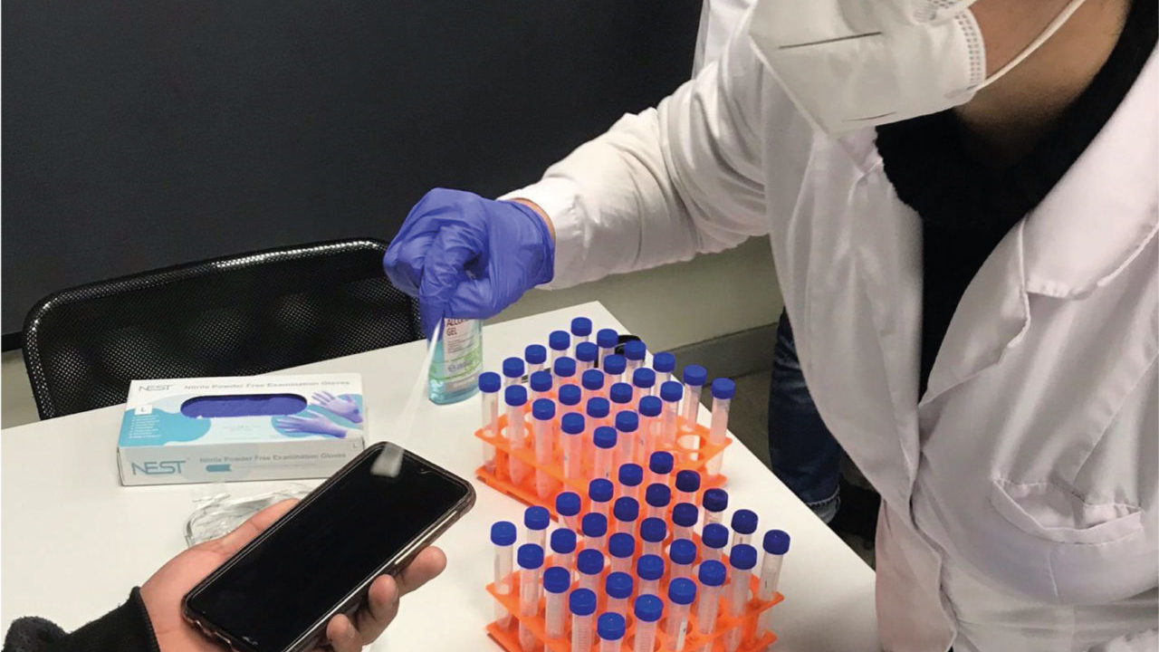 Aplicar una prueba PCR al celular, el original método chileno para frenar al Covid-19
