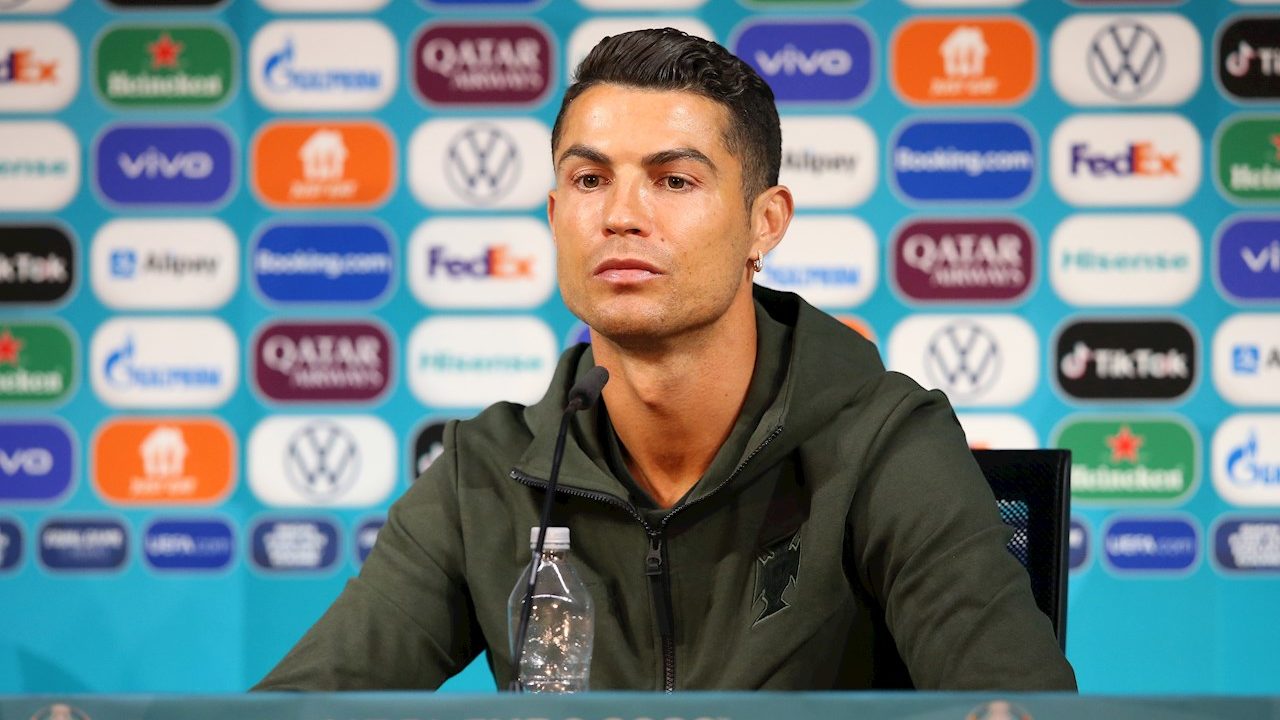 UEFA recuerda a equipos obligaciones de patrocinio tras desdén a Coca-Cola