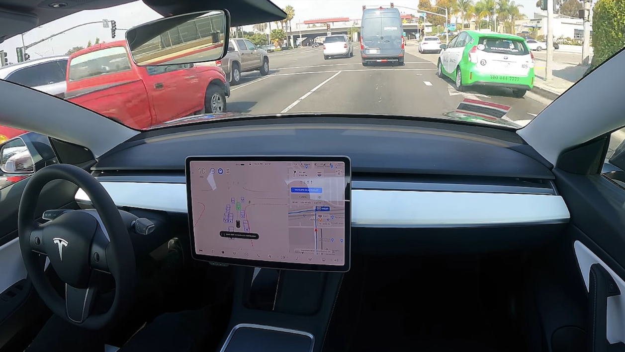 Tesla advierte falla en pantallas de casi 130 mil autos suyos