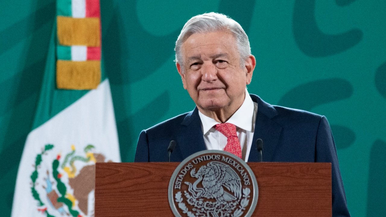 AMLO exalta a Carlos Slim, en la mira por mala construcción de Línea 12