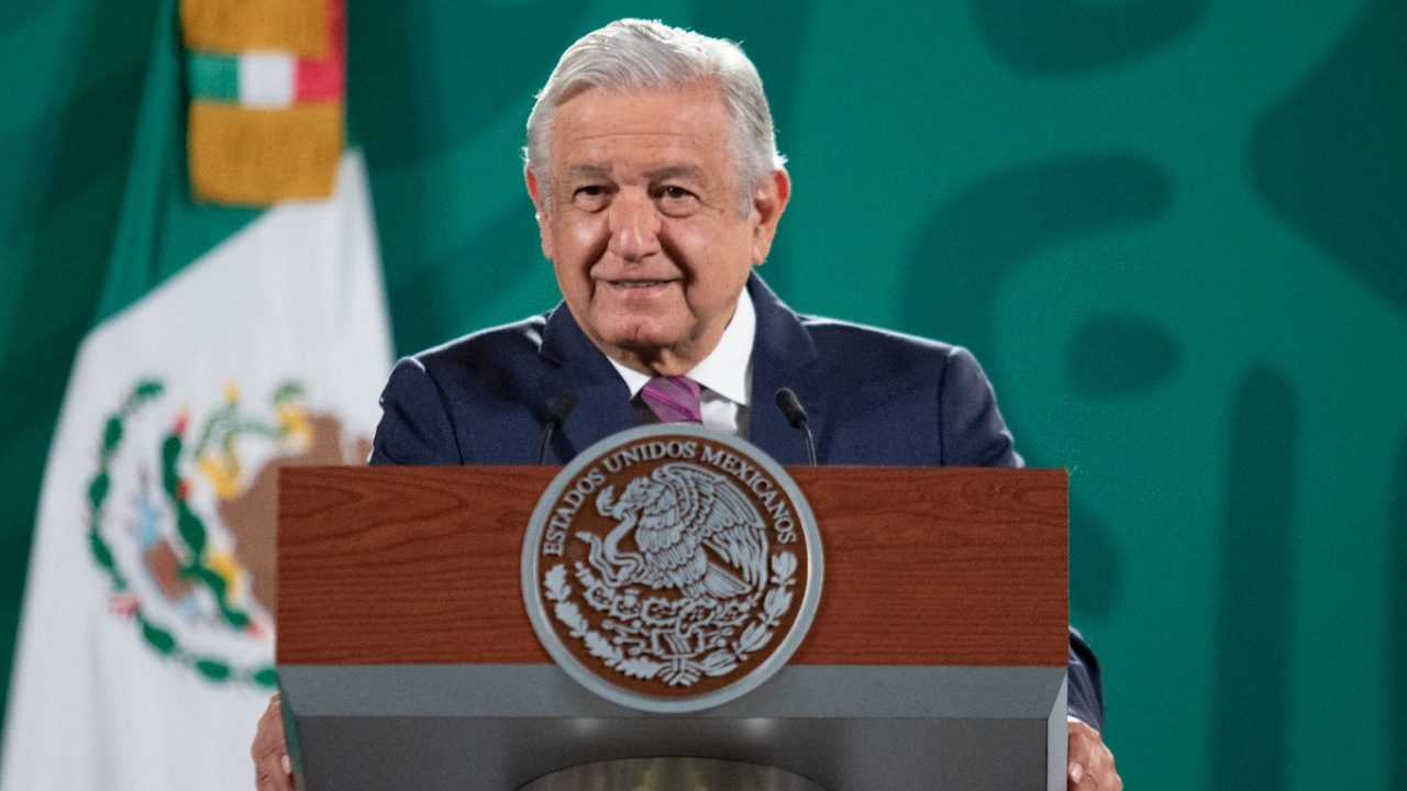 AMLO llama a participar en consulta contra expresidentes; acusa falta de difusión