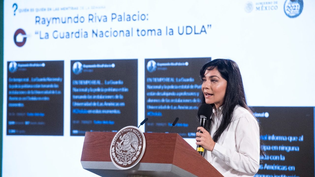 ‘Condecoran’ en la mañanera a periodistas  por difundir noticias falsas