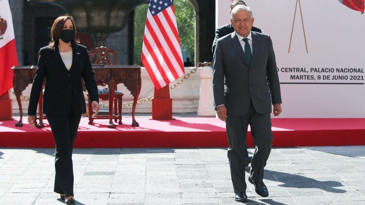 Abordaremos causas de fondo de la migración, dice AMLO al recibir a Harris