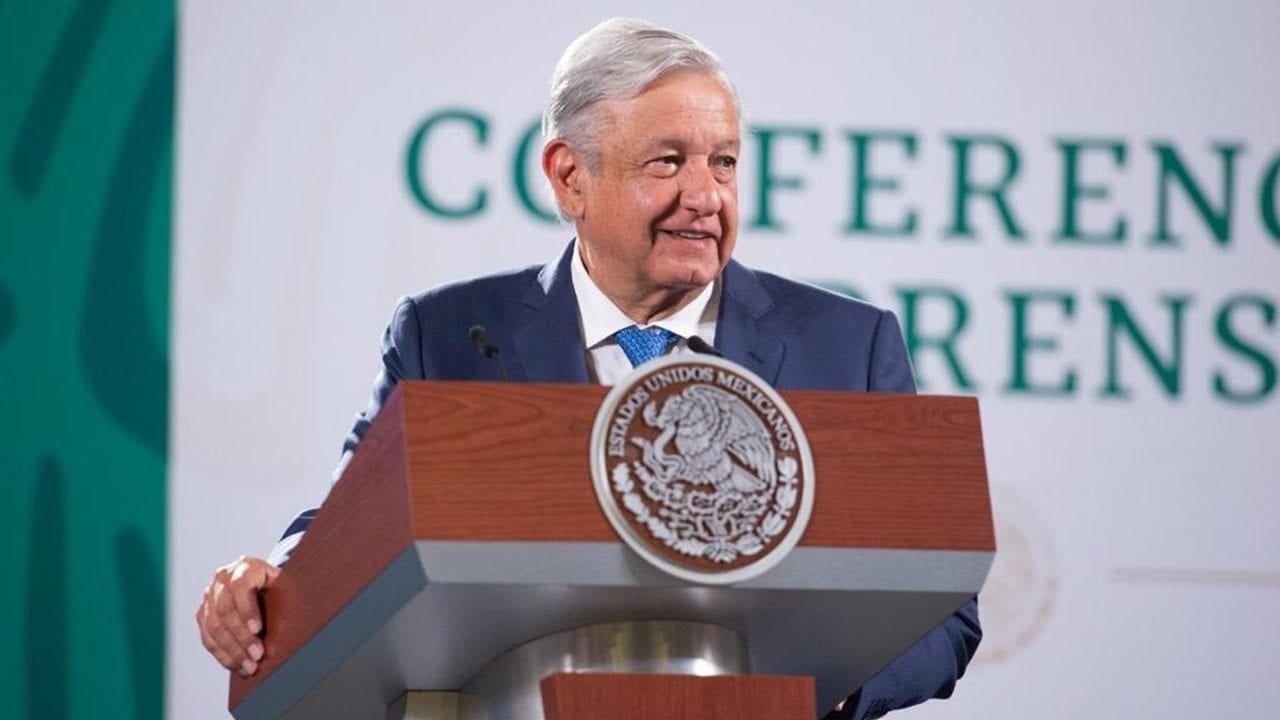 AMLO promete agilizar reparación de Línea 12; insiste en guerra sucia en CDMX