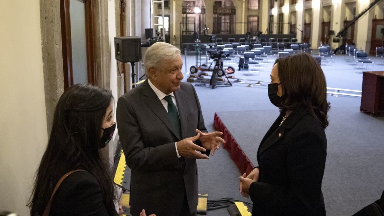 Kamala Harris pidió a AMLO dejar ‘trabajar’ a ONGs y prensa
