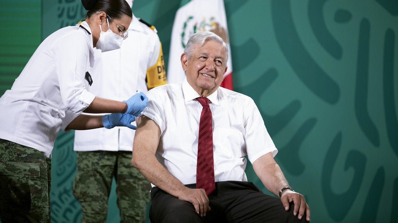 AMLO recibe segunda dosis de vacuna AstraZeneca contra Covid-19
