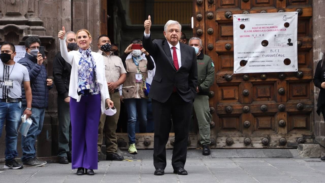 López Obrador vota entre ‘vivas’ a la democracia