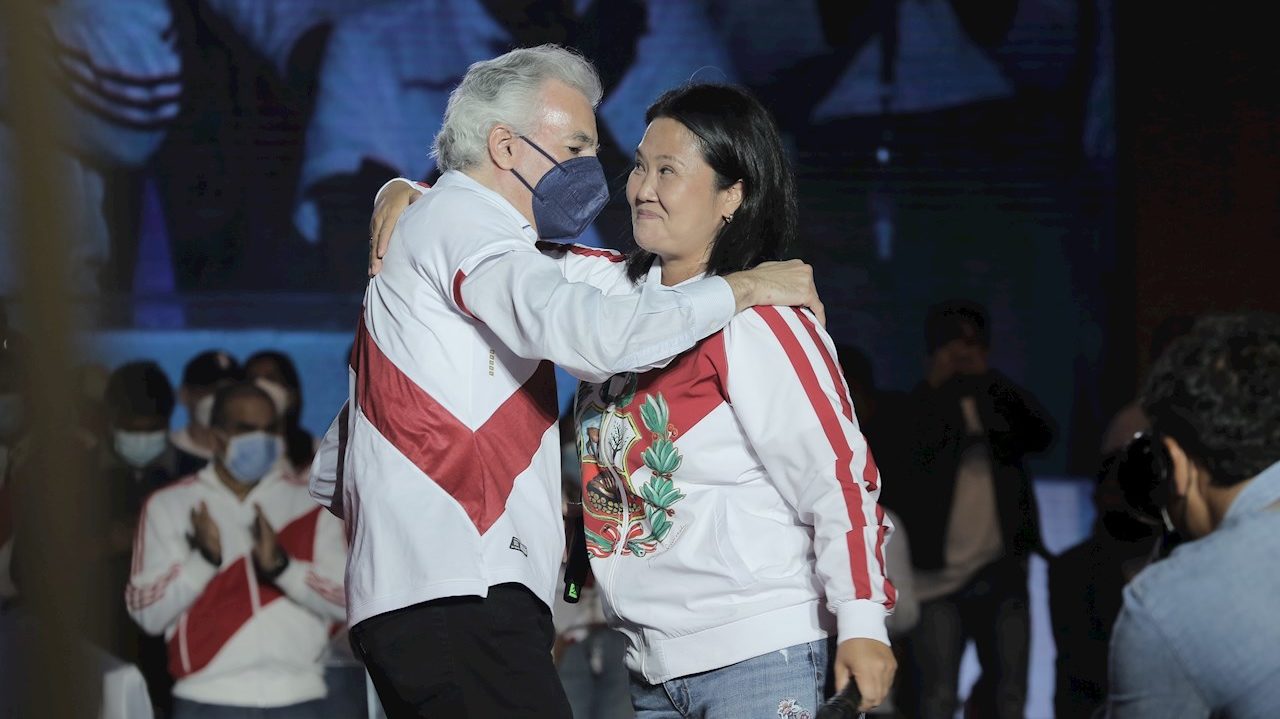 Perú: Keiko Fujimori y Álvaro Vargas Llosa se 'reconcilian tras 30 años de enfrentamientos'
