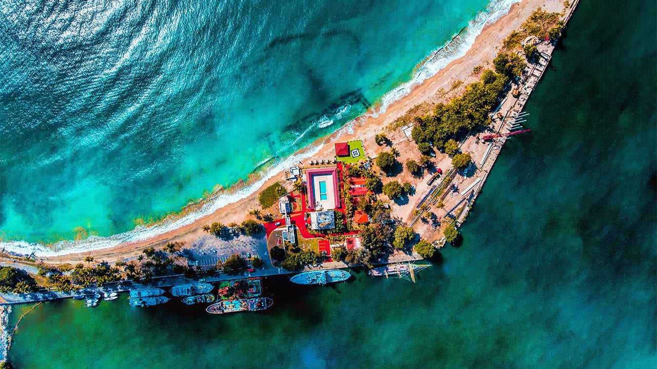 Para reactivar turismo, República Dominicana vacuna al sector y ofrece seguro a visitantes