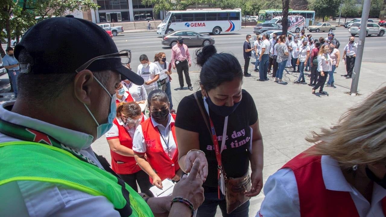 Heineken México arranca vacunación de empleados y público en Monterrey