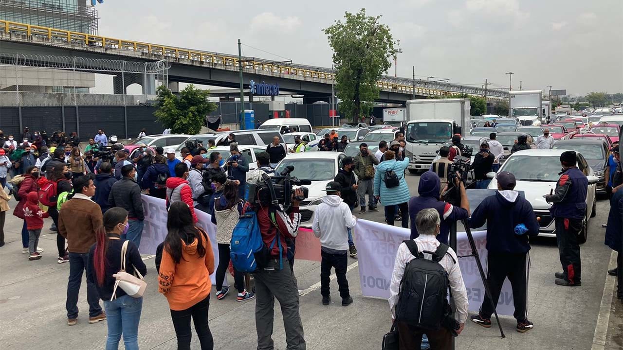 Padres de niños con cáncer bloquean Circuito Interior en CDMX
