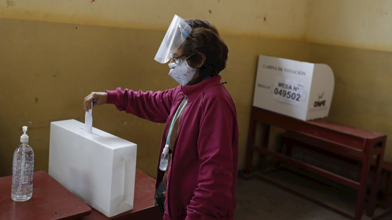 Peruanos buscan un presidente que los saque de la crisis en una elección polarizada