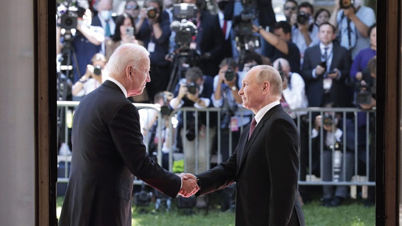 Reporteros protagonizan conato de bronca en cumbre Biden-Putin