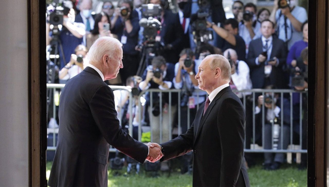 Reporteros protagonizan conato de bronca en cumbre Biden-Putin