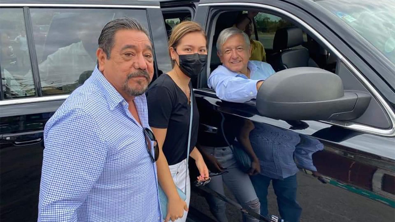 Félix Salgado Macedonio saluda a AMLO en gira por Guerrero