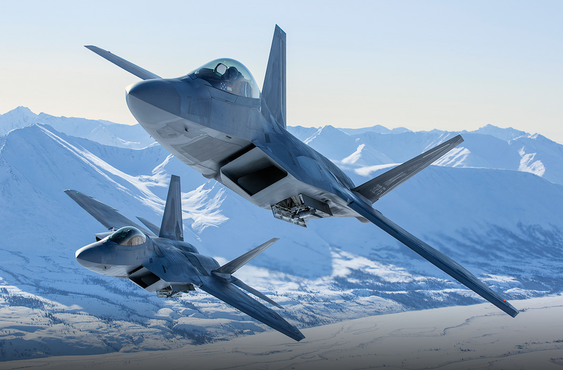 Fuerza Aérea de EU envía docenas de aviones F-22 a practicar para guerra con China