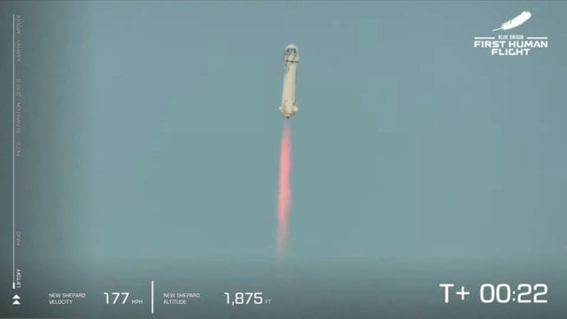 Jeff Bezos aterriza con éxito tras realizar su primer vuelo espacial