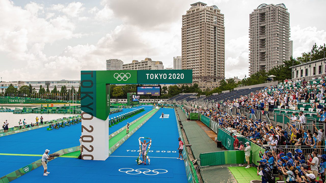 Multitudes de aficionados al triatlón de Japón desafían prohibición de espectadores en los Juegos