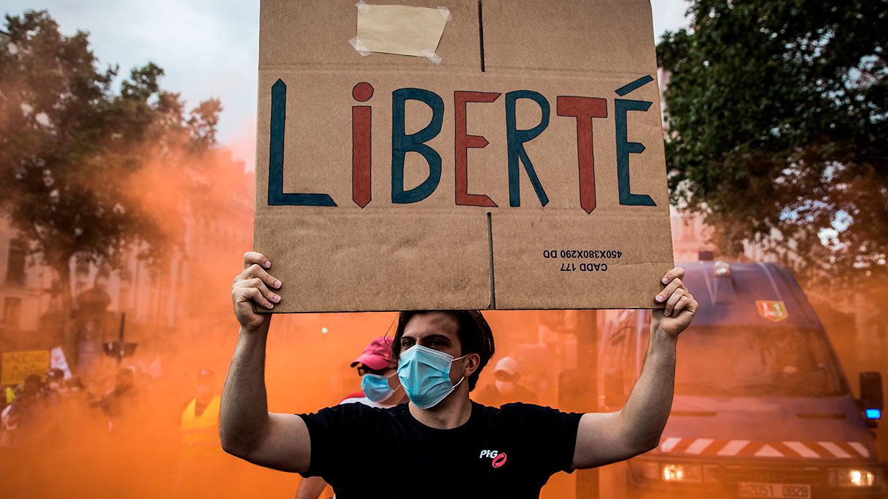 Miles protestan en Francia contra la aprobación de la ley sanitaria COVID-19