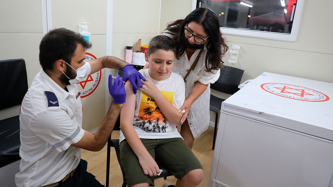 AMLO acusa campaña detrás de amparos para vacunar a menores de edad