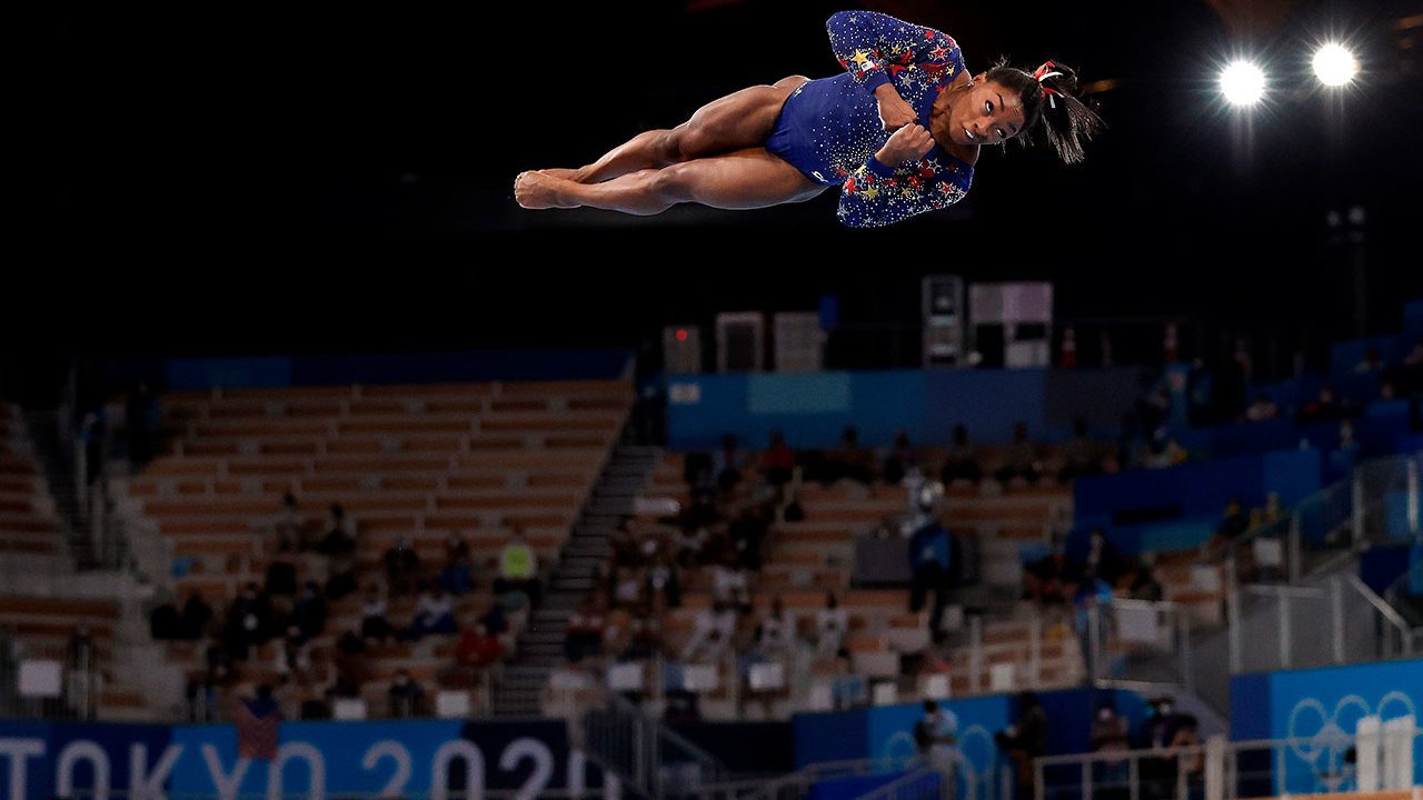 Biles se retira de las finales de salto y barras asimétricas en Juegos de Olímpicos