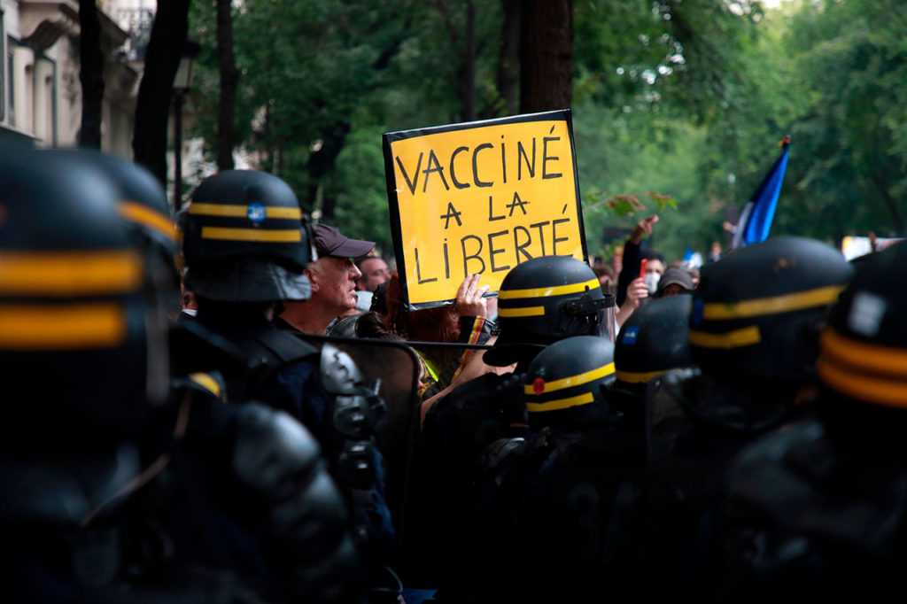 Protesta contra la vacuna Protest against vaccine pass in Paris