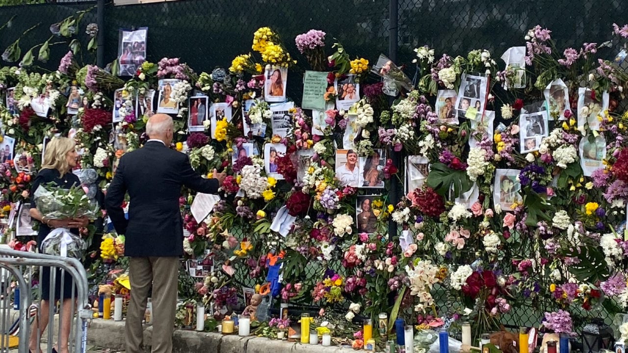 Biden se reúne con familiares de víctimas del derrumbe en Miami