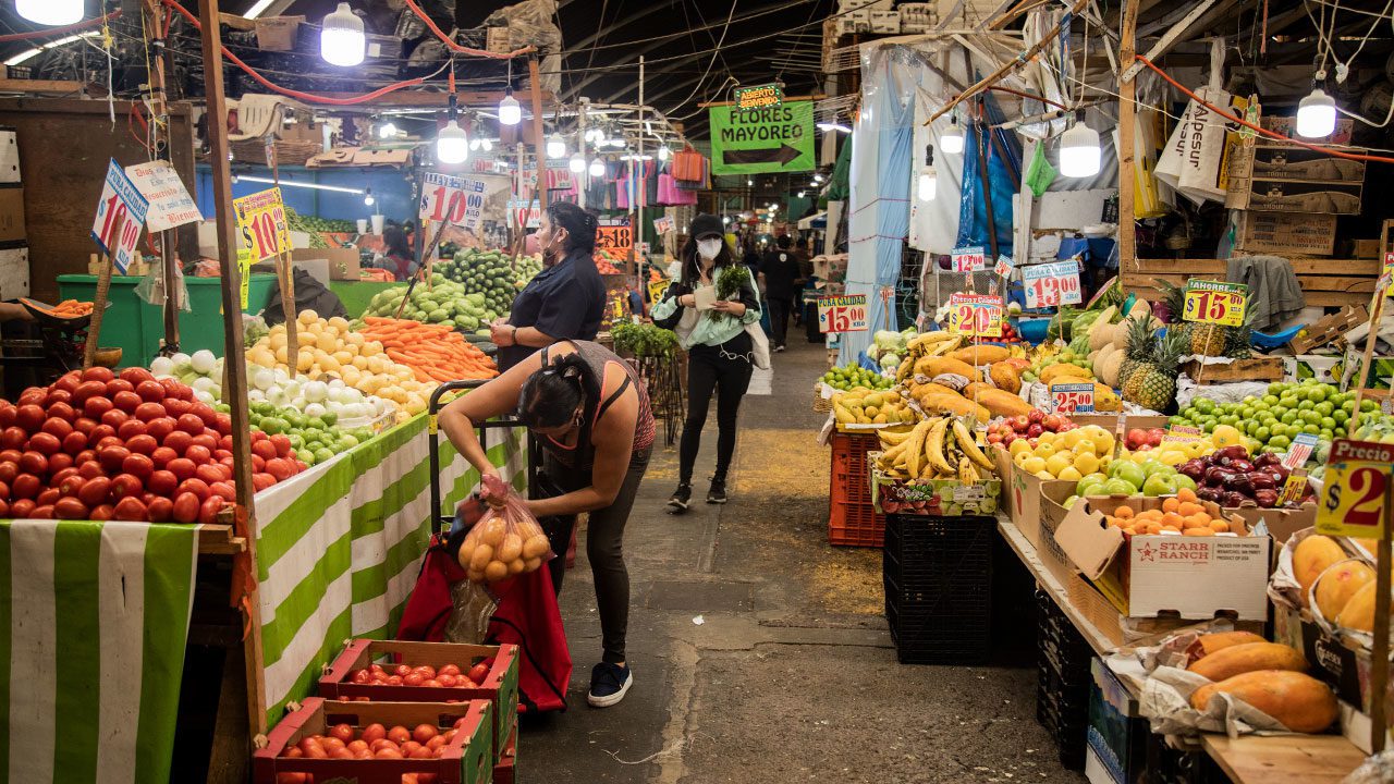 Inflación interanual en México habría superado otra vez el 6% en 1ra mitad octubre: sondeo