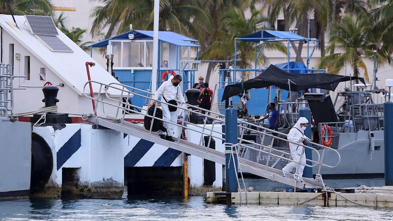 Mueren 3 personas tras naufragio de embarcación turística en Isla Mujeres