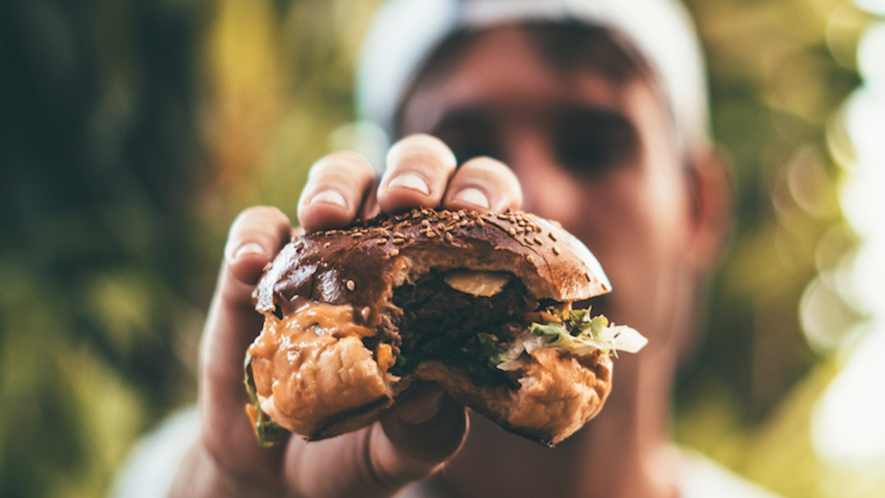 Venden la hamburguesa más cara del mundo: 6,000 dólares (y no trae papas)