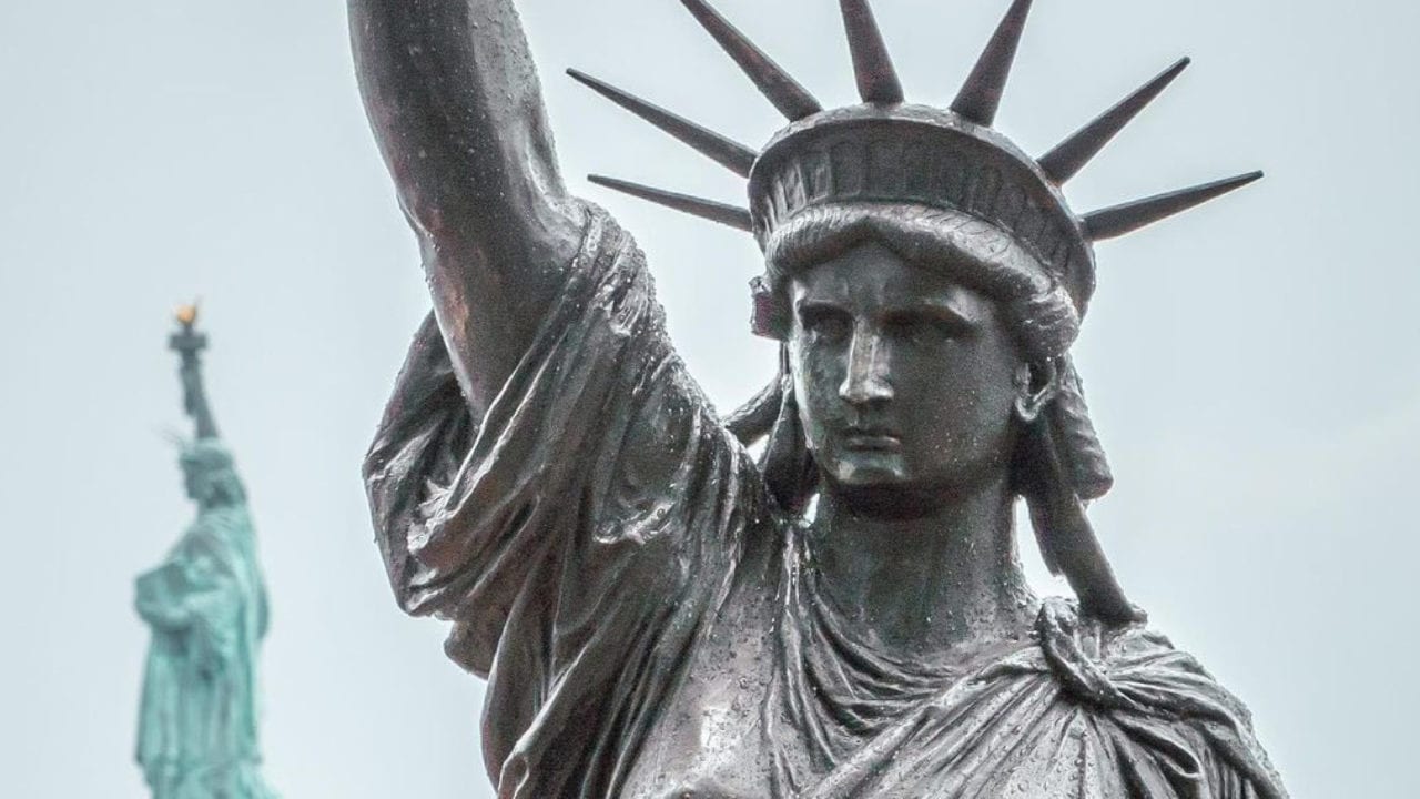 Iluminan un edificio en Nueva York con mensaje contra el embargo de EU a Cuba