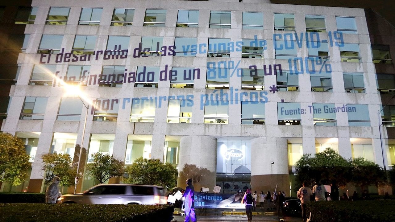 Protestan ante oficinas de Pfizer México; piden liberar patentes de vacuna