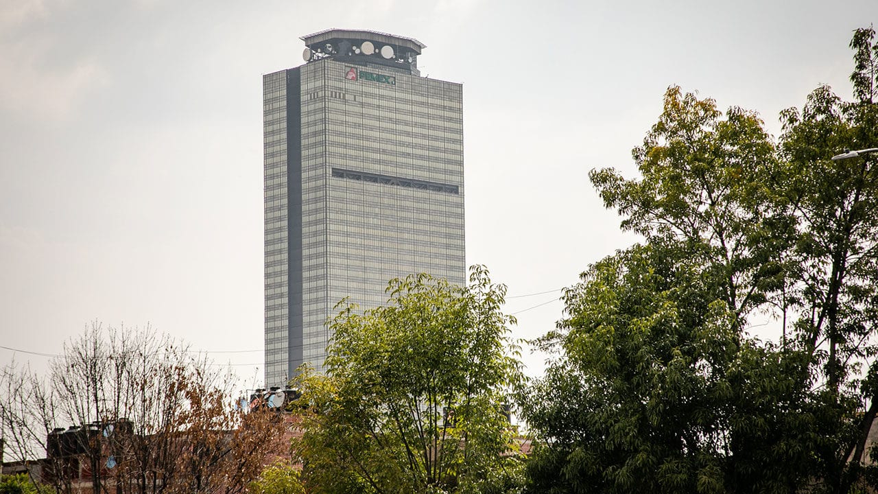 Instalan mesas de negociación entre Pemex y sindicato petrolero