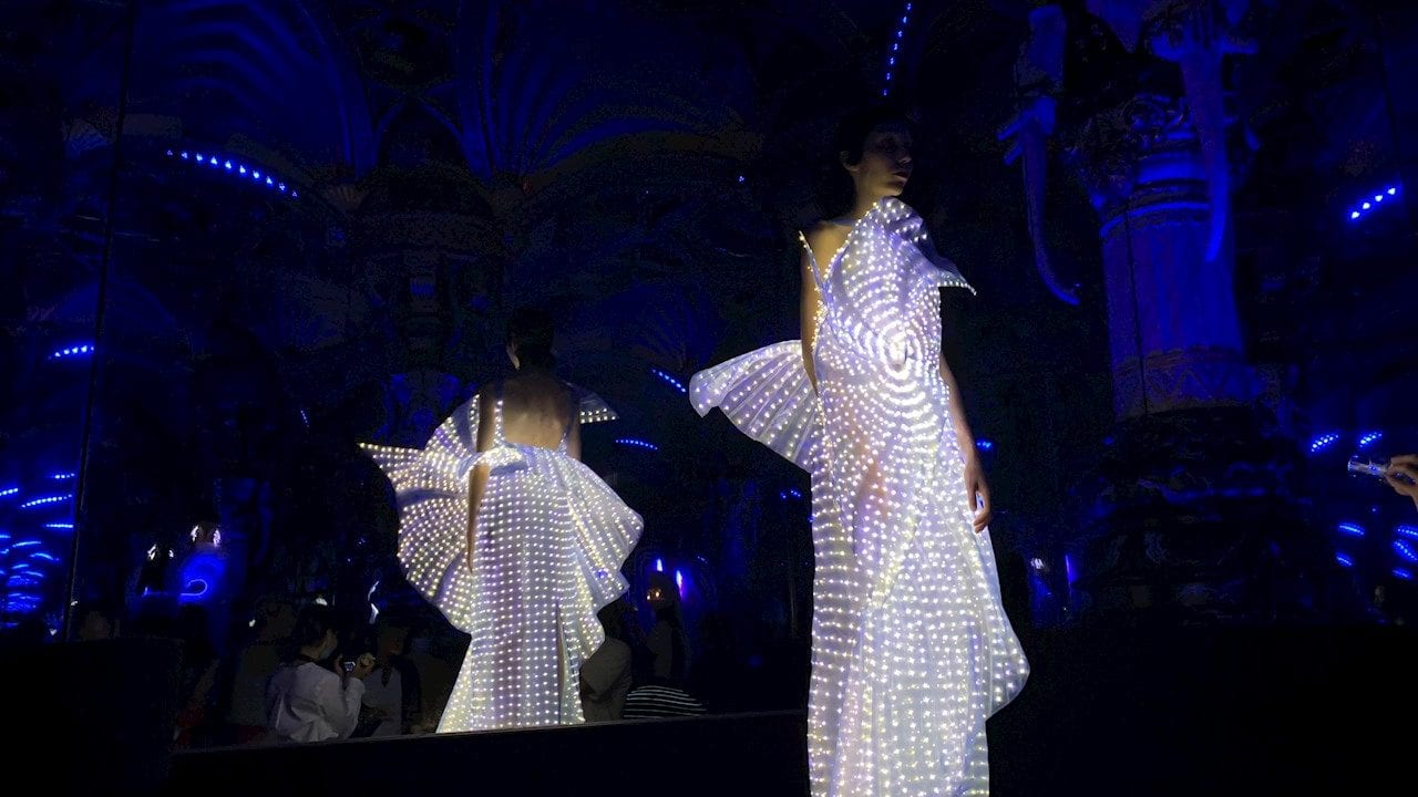 Google colabora con diseñadora para crear vestidos luminosos