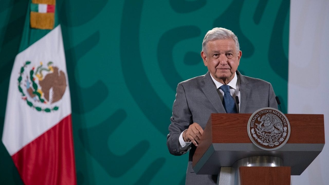 AMLO acusa campaña mediática para enajenar a jóvenes