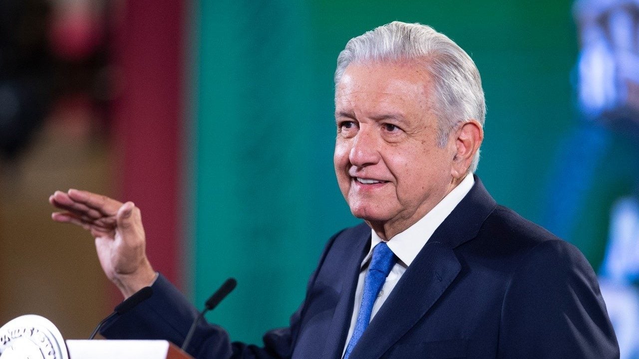 Retienen maestros de la CNTE a AMLO; inicia conferencia sin él