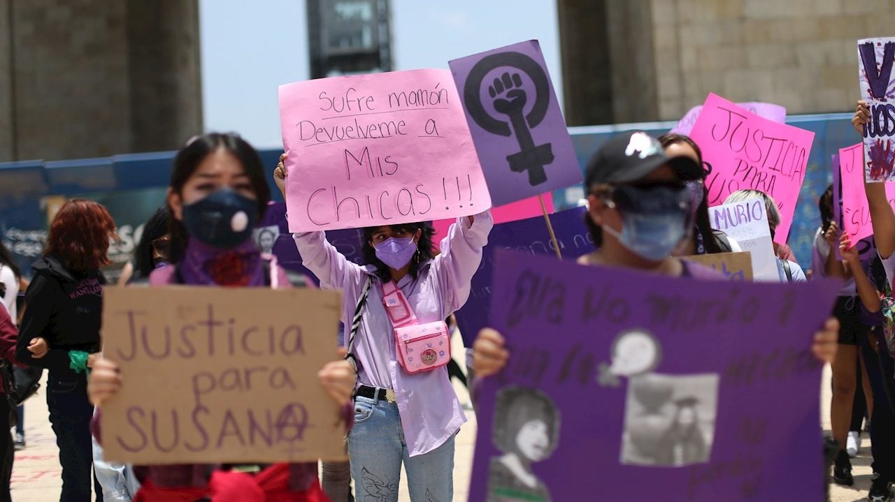 Feministas protestan en CMDX por feminicidio de maestra