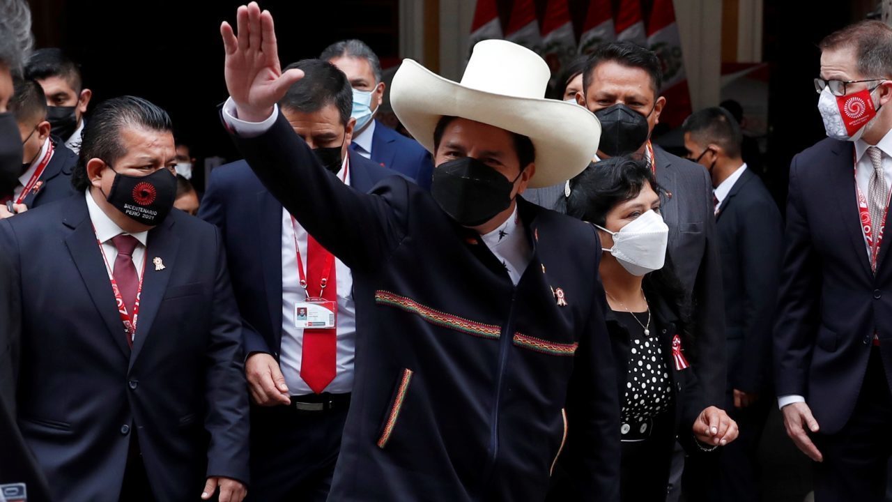 Castillo promete grandes reformas y respetar la propiedad privada al asumir en Perú