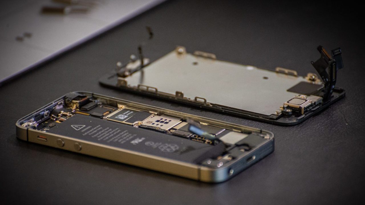 ¿Qué les espera a los usuarios de Apple y Tesla tras ley de Biden de ‘derecho a reparar’?