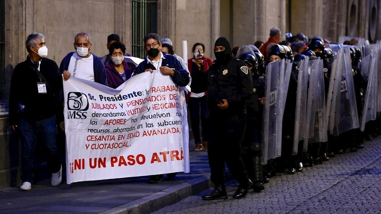 Jubilados y pensionados del IMSS exigen entrega de fondo de ahorro