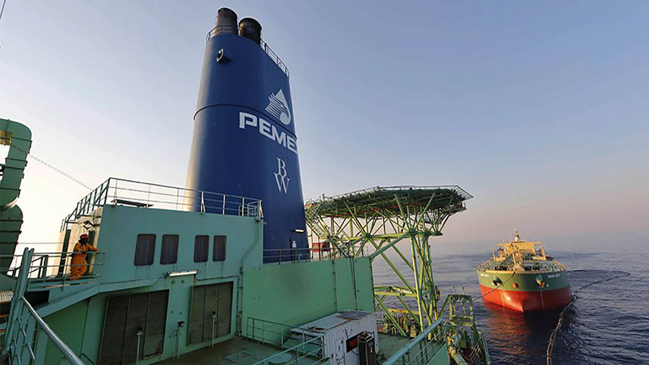 Precios del crudo benefician a Pemex, pero hay riesgos para ingresos del país: Fitch