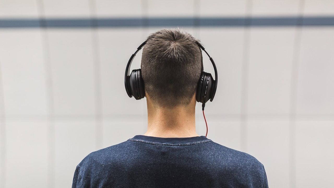 La gente pasó más tiempo escuchando música durante la pandemia: estudio