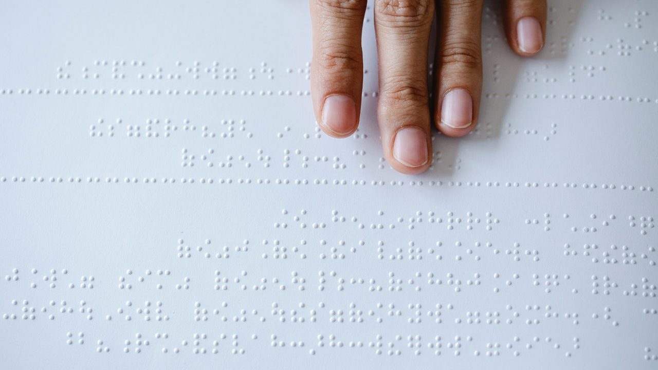 Estudiantes del Tec de Monterrey crean dispositivo para traducir el lenguaje braille a sonido