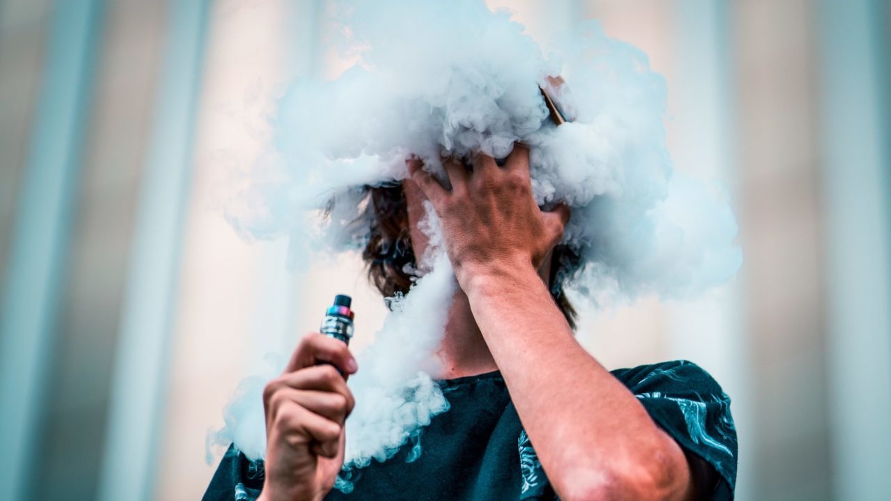 Atraen a jóvenes al tabaco a través de cigarrillos electrónicos: OMS
