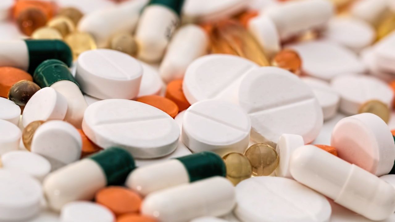 Empresas aceptan pagar 26,000 mdd por la crisis de opioides en EU