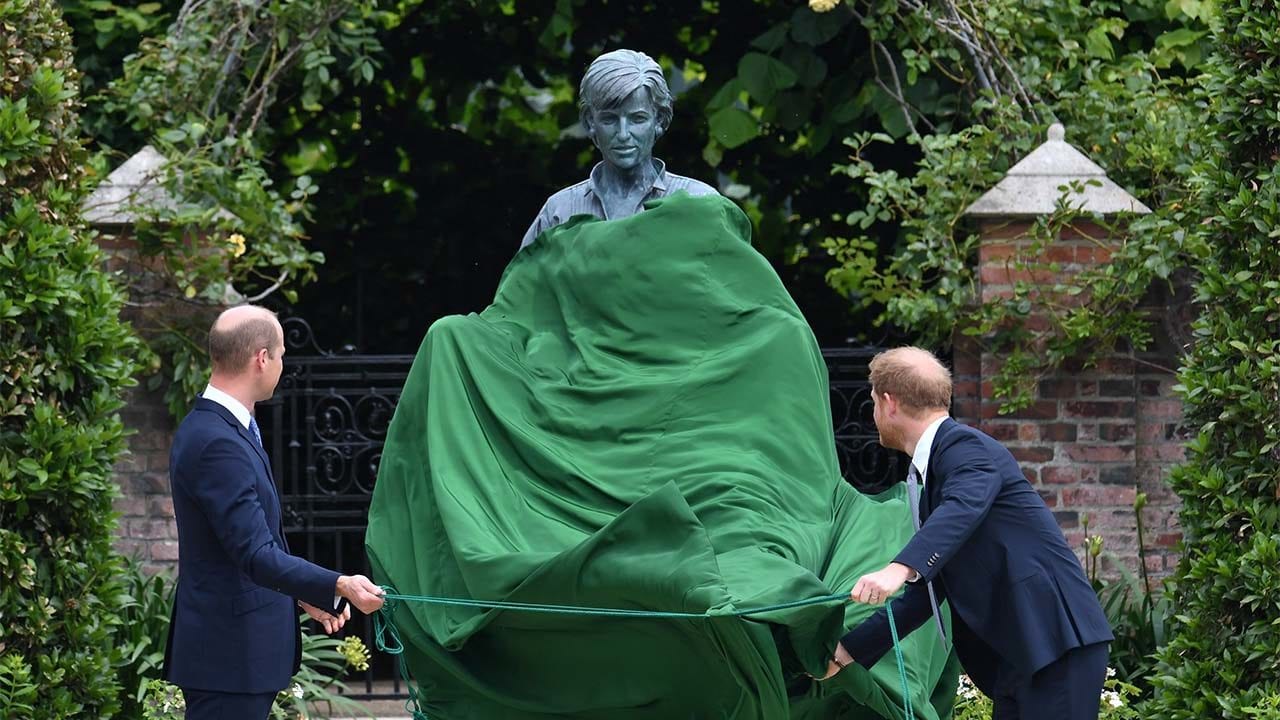 Príncipes William y Harry inauguran estatua de Diana en su cumpleaños 60