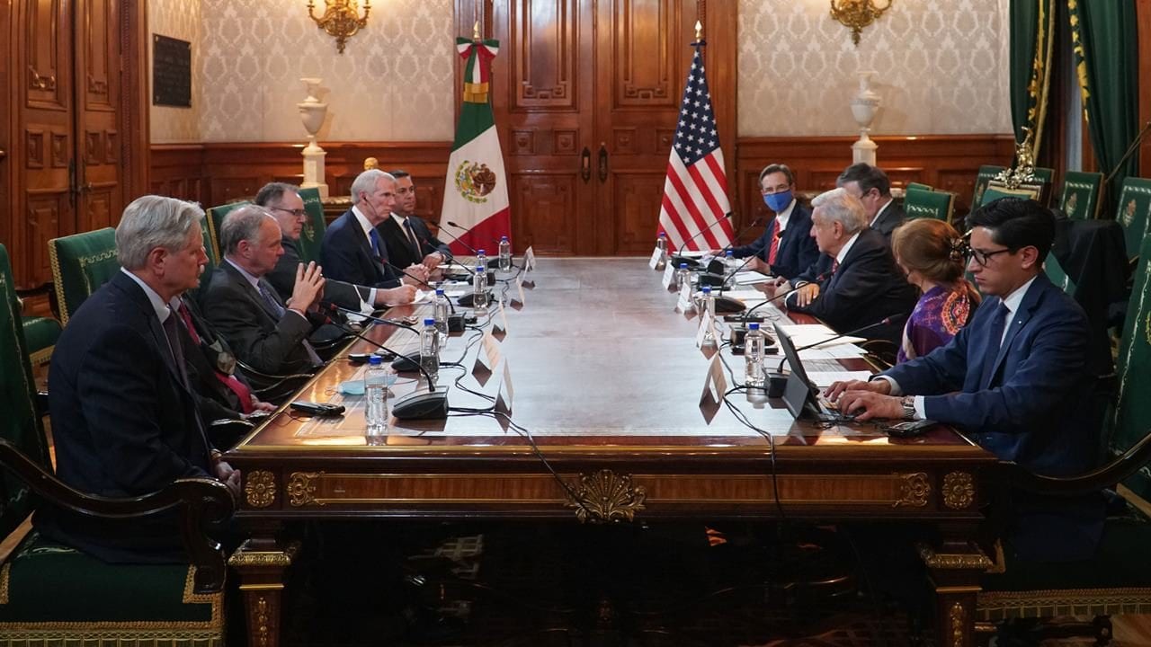México pide a senadores de EU apoyo para reabrir la frontera